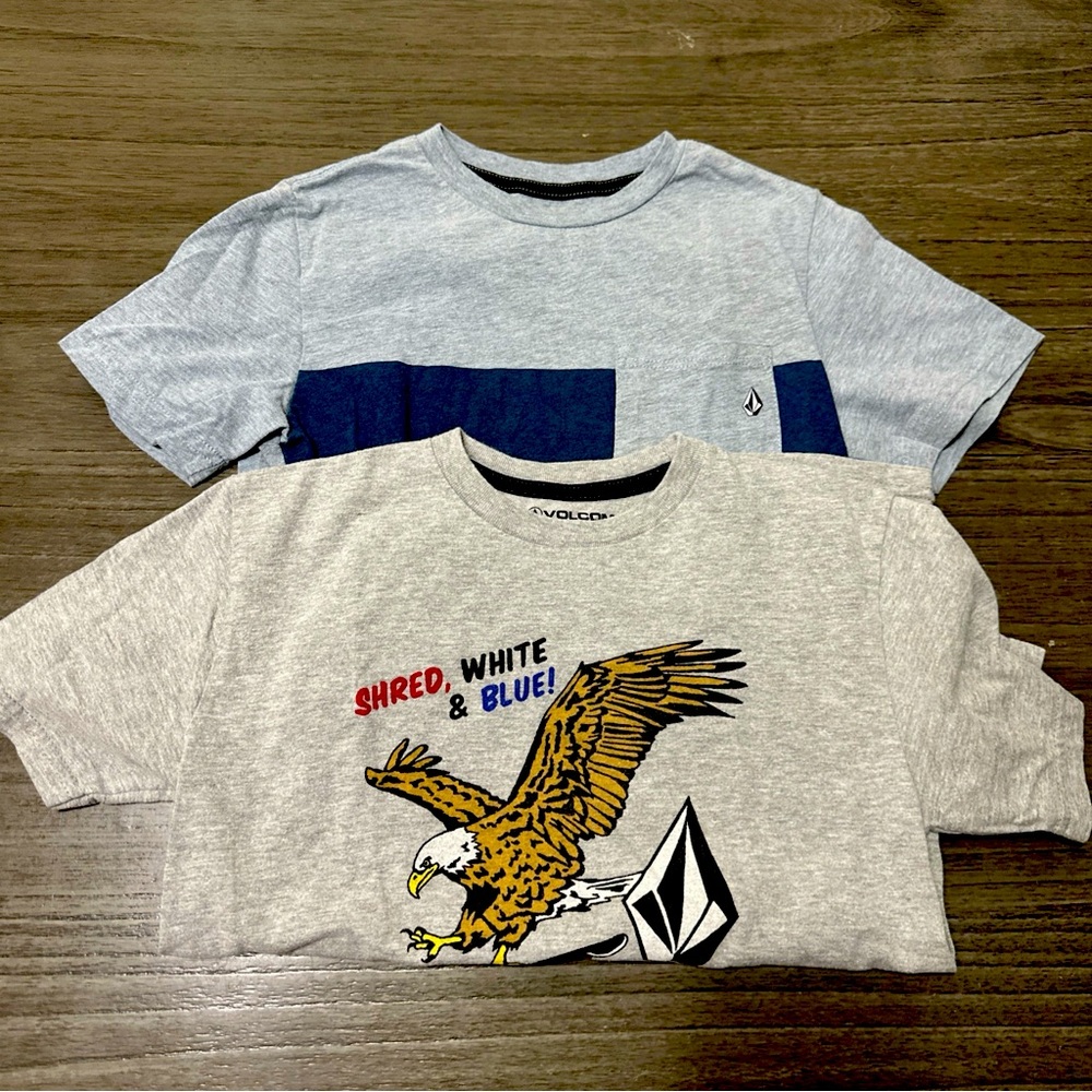 Lot of 2 Volcom Boys Short Sleeve Shirts Size Small